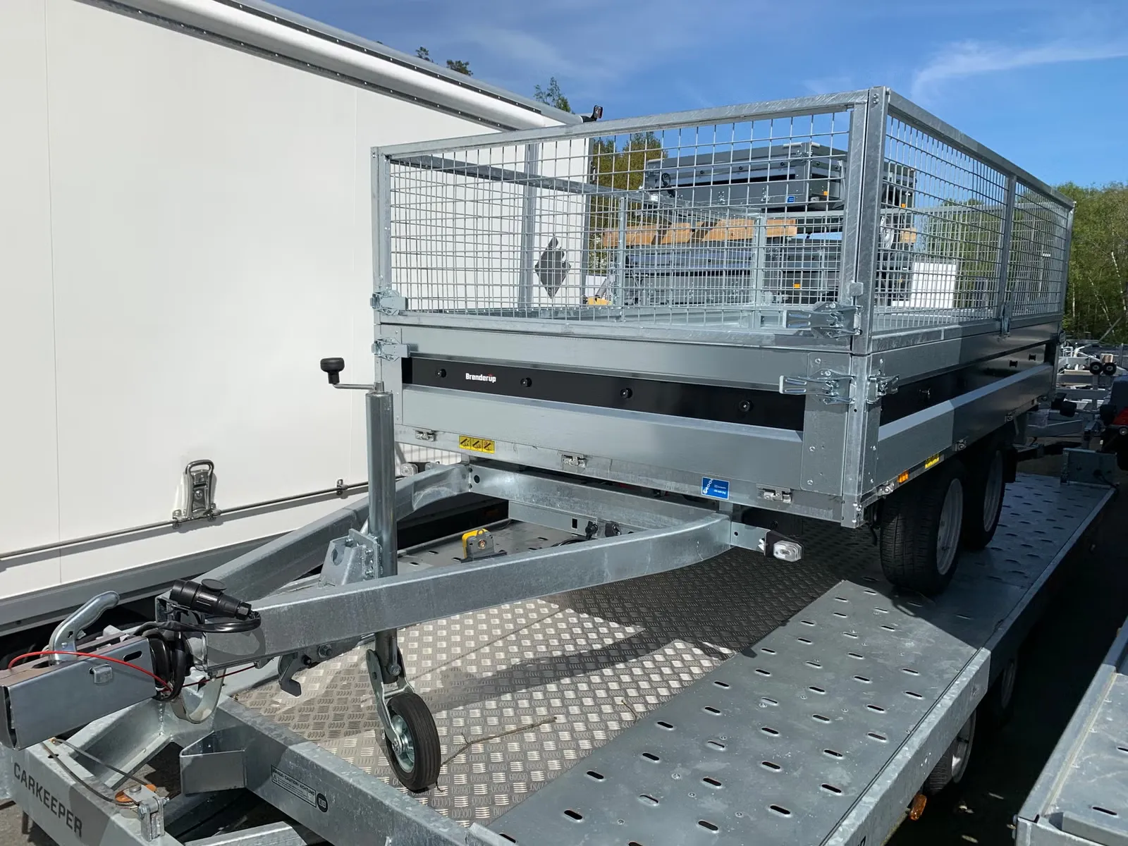 rennholz- und Schwerlastkipper Brenderup Serie 4000 (2.700 kg Elektro-Tandemkipper) – Bild 1