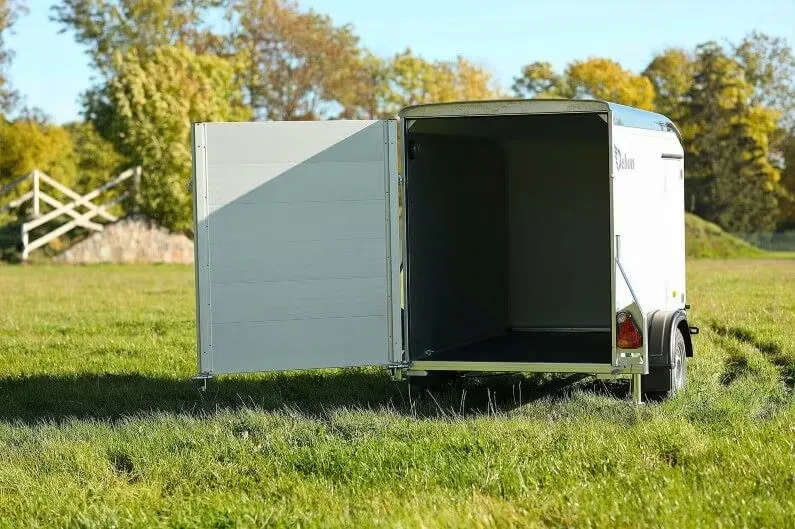 Anhänger Debon Roadster 255 - Kofferanhänger mit Auffahrklappe & Seitentür