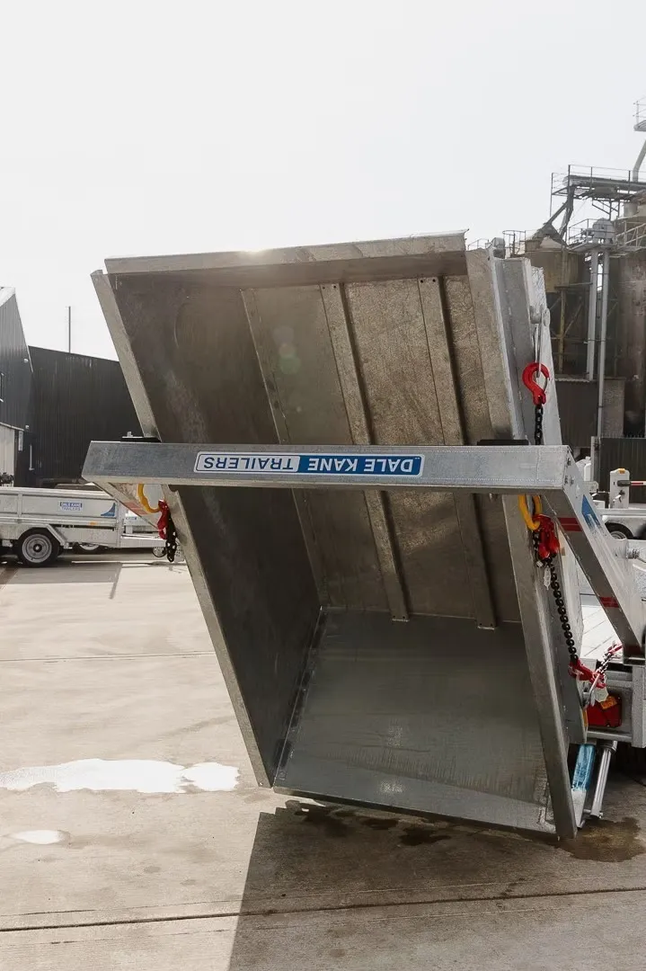 Dale Kane Spezial-Containeranhänger (3.000 kg Tandemanhänger mit Hakenlift-/Kippersystem) – Bild 3