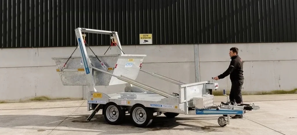 Dale Kane Spezial-Containeranhänger (3.000 kg Tandemanhänger mit Hakenlift-/Kippersystem)