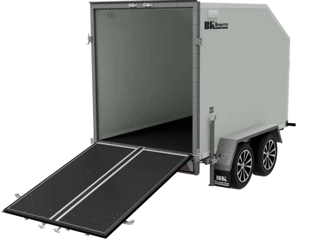 Kofferanhänger BK Hengeren PLC 2025 (2.000 kg Tandemkoffer mit geneigtem Dach & Wabenstruktur)