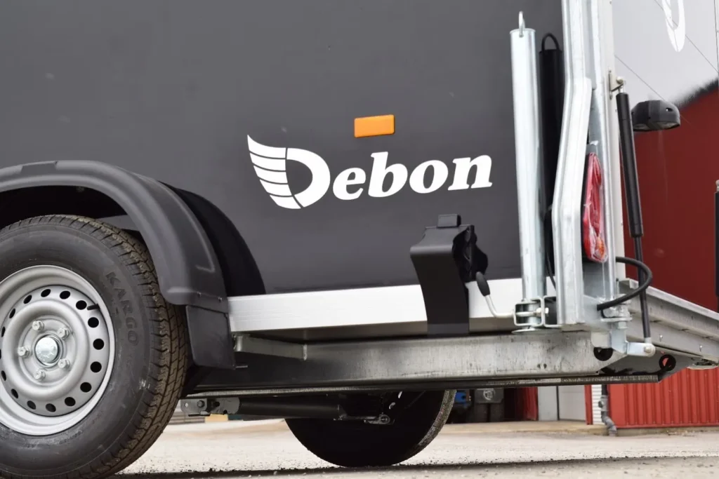 Kofferanhänger Debon Cargo 1300 MC (1.300 kg Einachs-Koffer mit Pullman-2-Fahrwerk)