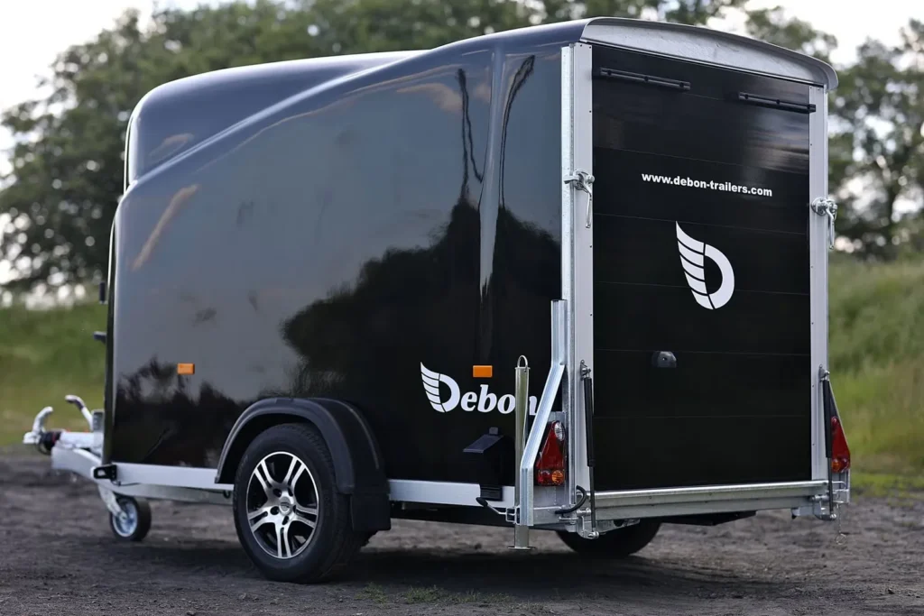 Kofferanhänger Debon Cargo 1300 MC (1.300 kg Einachs-Koffer mit Pullman-2-Fahrwerk)