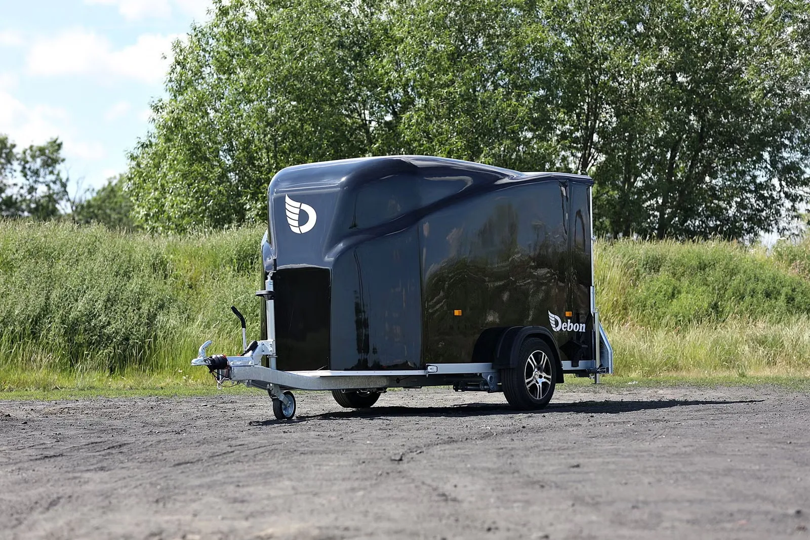 Kofferanhänger Debon Cargo 1300 MC (1.300 kg Einachs-Koffer mit Pullman-2-Fahrwerk) – Bild 1