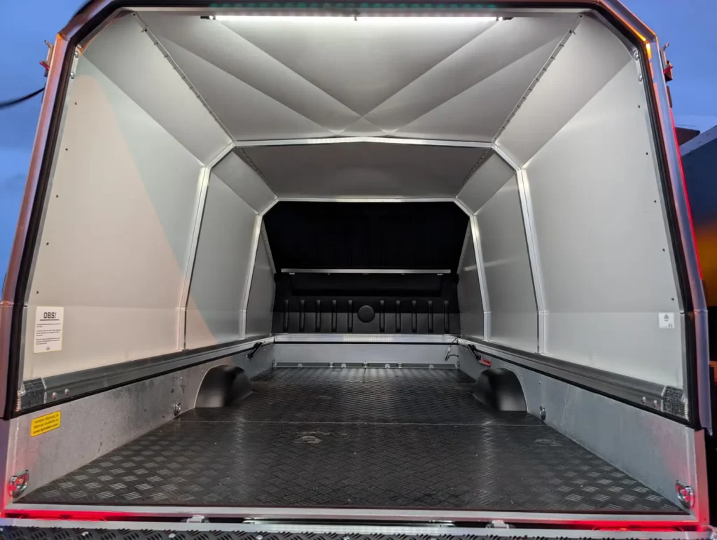 Motorschlitten- & Transporthänger 4P 550 Touring G2 Outline (2.700 kg Tandemanhänger mit Kunststoffboden & Haube)