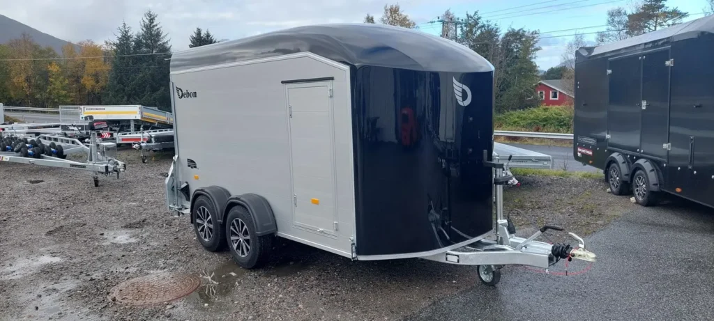 Anhänger Debon Roadster 700 - Kofferanhänger mit Auffahrklappe & Seitentür