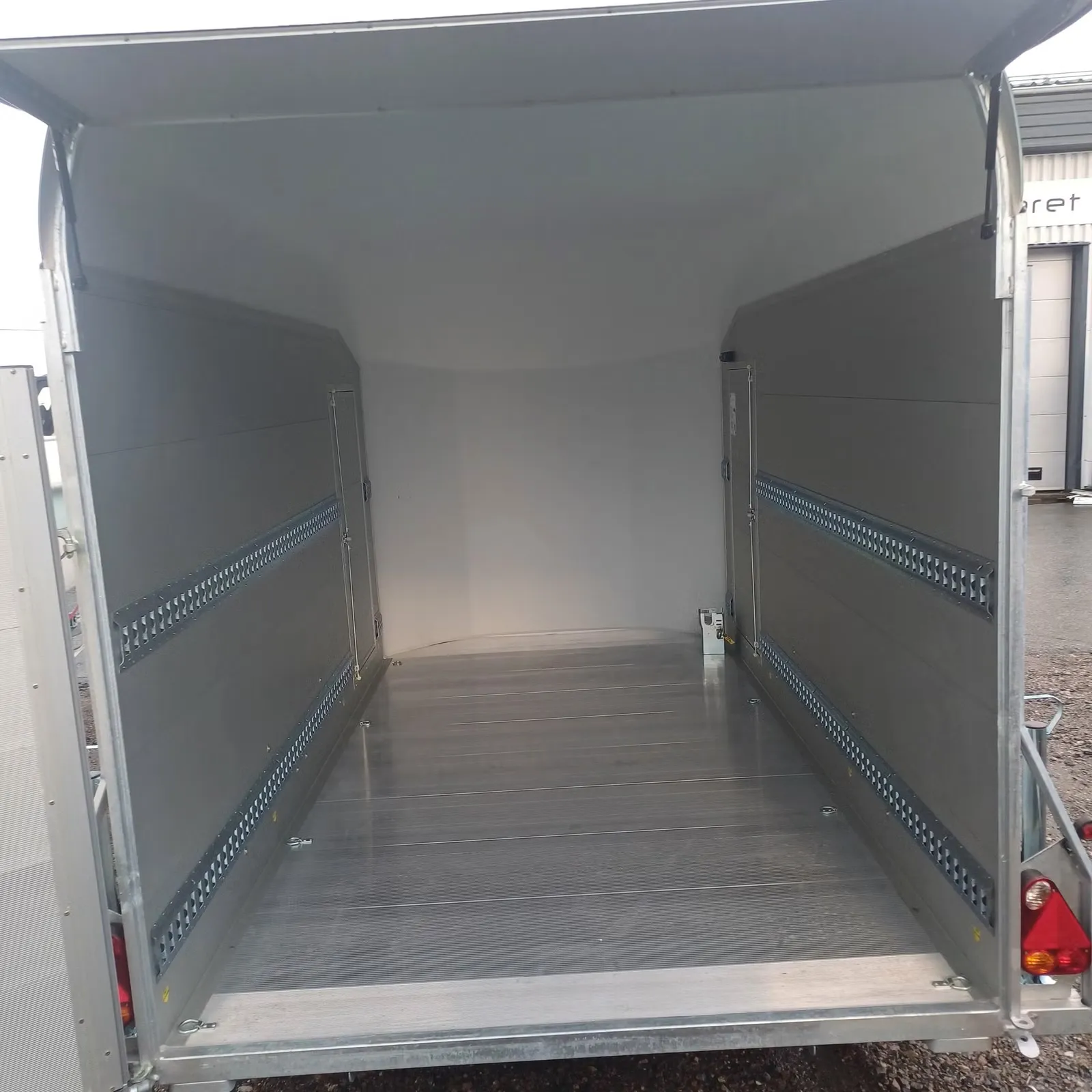 Anhänger Debon Roadster 700 - Kofferanhänger mit Auffahrklappe & Seitentür – Bild 5