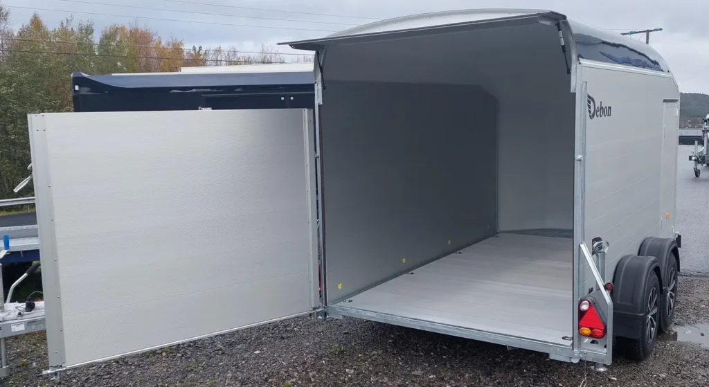 Anhänger Debon Roadster 700 - Kofferanhänger mit Auffahrklappe & Seitentür
