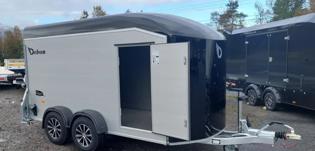 Anhänger Debon Roadster 700 - Kofferanhänger mit Auffahrklappe & Seitentür