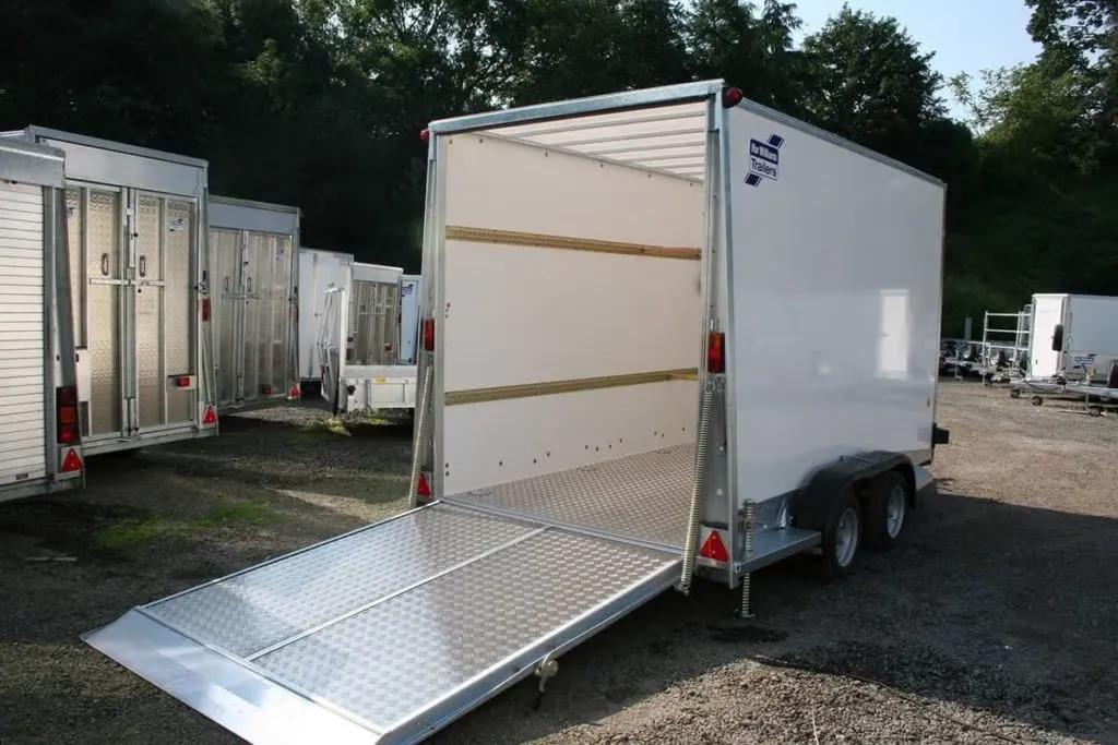 Kofferanhänger / Möbelkoffer Ifor Williams BV106 (3.500 kg Tandem-Koffer, Innenhöhe 1,83 m)