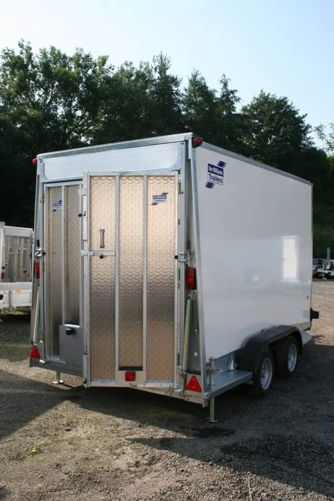 Kofferanhänger / Möbelkoffer Ifor Williams BV106 (3.500 kg Tandem-Koffer, Innenhöhe 1,83 m)