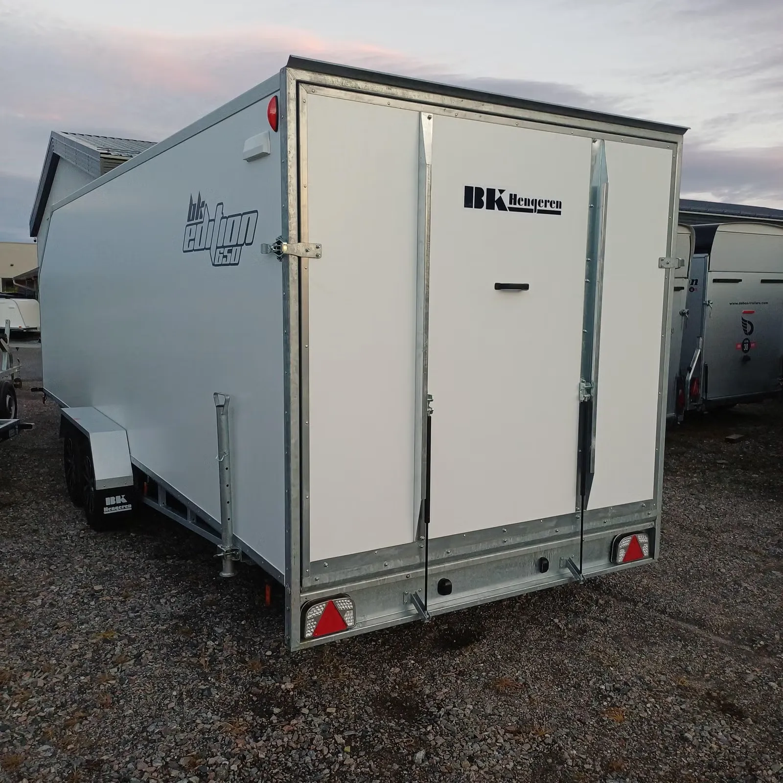 Kofferanhänger BK Hengeren PLC 2765 (2.700 kg Tandem-Koffer / Motorschlittenanhänger) – Bild 2