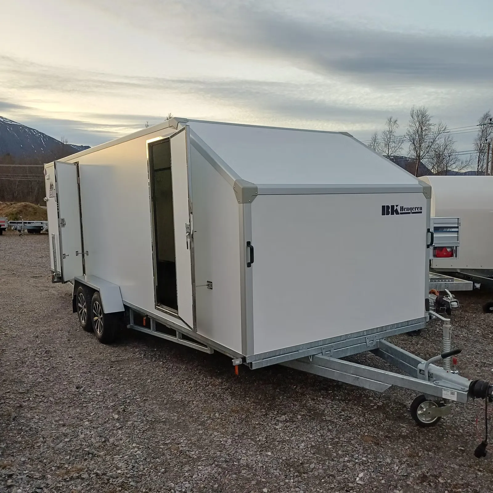 Kofferanhänger BK Hengeren PLC 2765 (2.700 kg Tandem-Koffer / Motorschlittenanhänger) – Bild 6