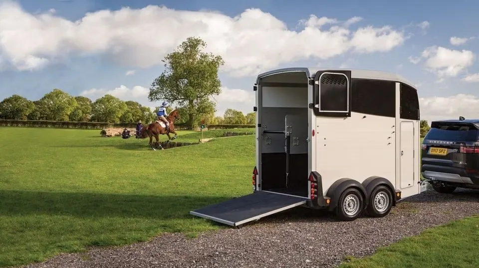 Anhänger Ifor Williams HBX 506 - Vollaluminium-Pferdeanhänger