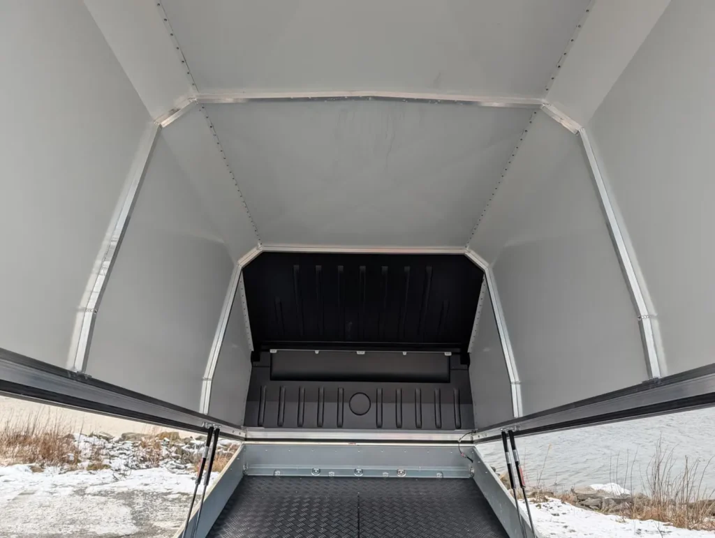 Anhänger 4P Touring 550TXI G2 (Grand Touring) - Premium-Schneemobil- & Transportanhänger