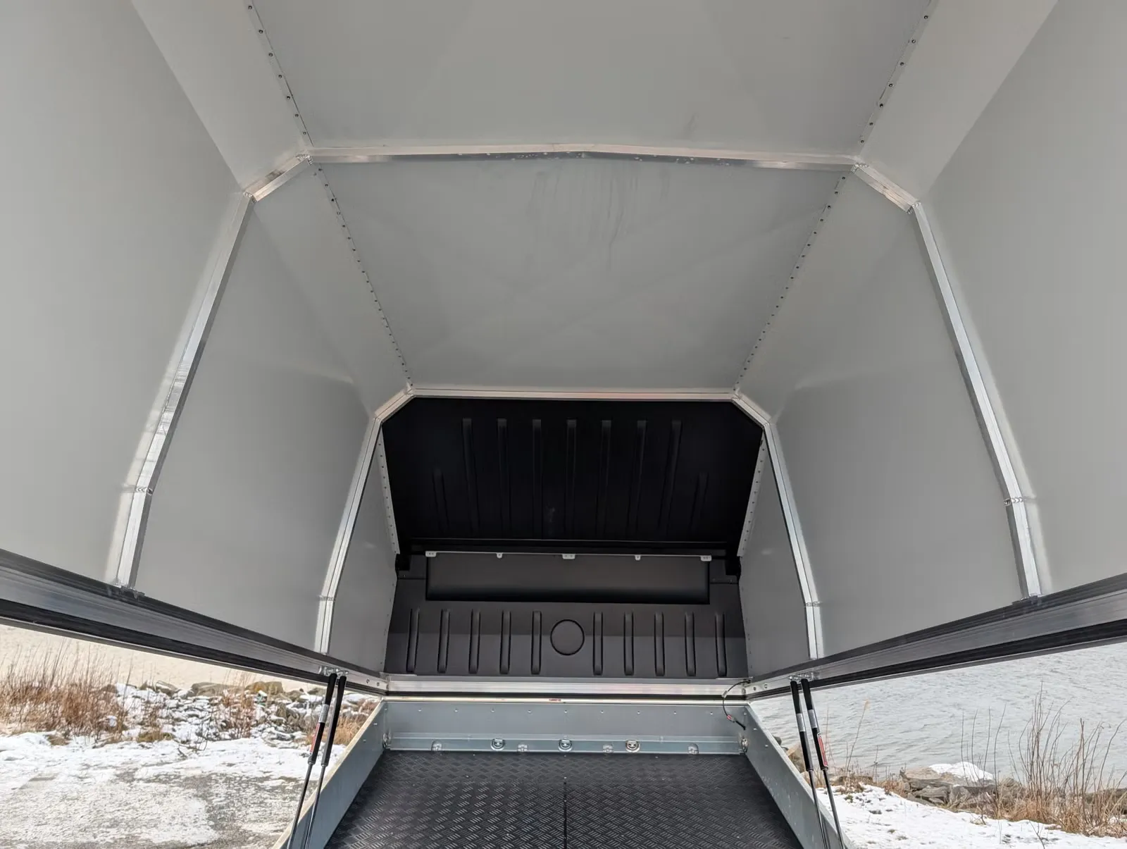 Anhänger 4P Touring 550TXI G2 (Grand Touring) - Premium-Schneemobil- & Transportanhänger – Bild 14