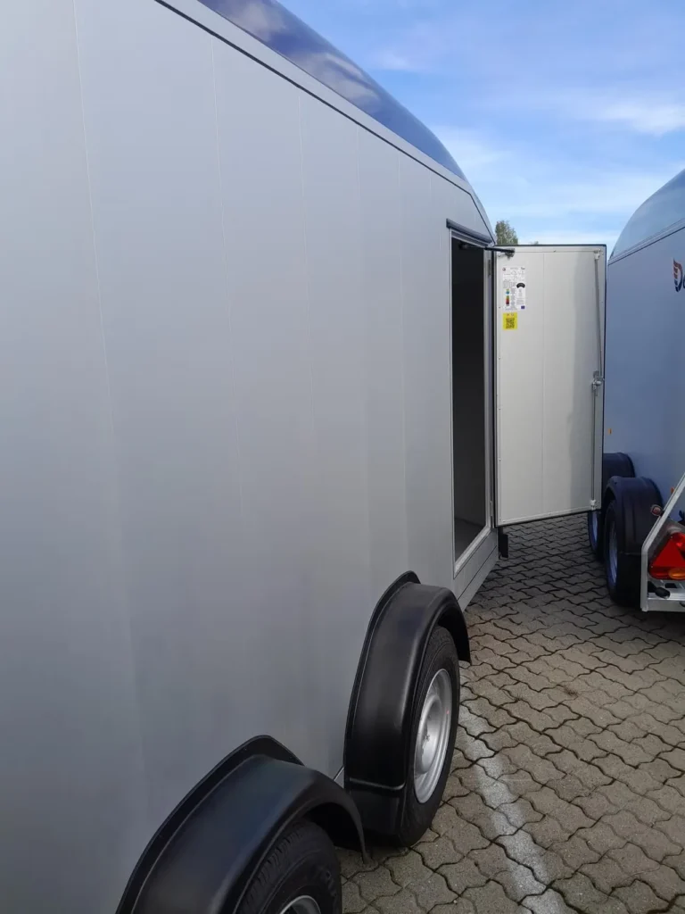 Debon Roadster 800 Kofferanhänger - Aluminium Seitentür Pullman2 100km/h 3500kg