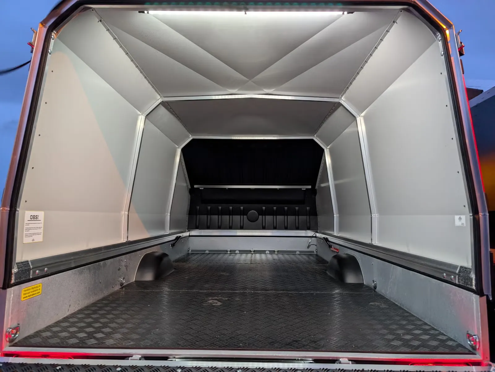 Anhänger 4P Touring 550TXI G2 (Grand Touring) - Premium-Schneemobil- & Transportanhänger – Bild 8