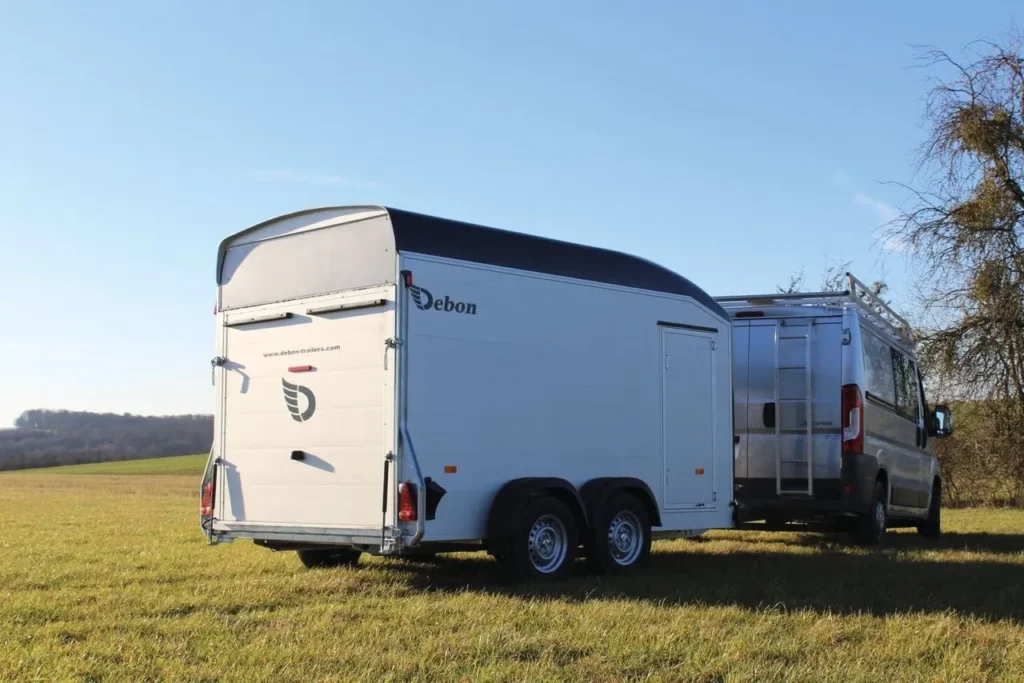 Anhänger Debon Roadster 700 - Vollaluminium-Kofferanhänger mit Auffahrklappe & Seitentür