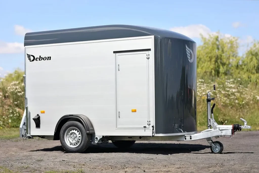 Anhänger Debon Roadster 300 - Kompakter Aluminium-Kofferanhänger