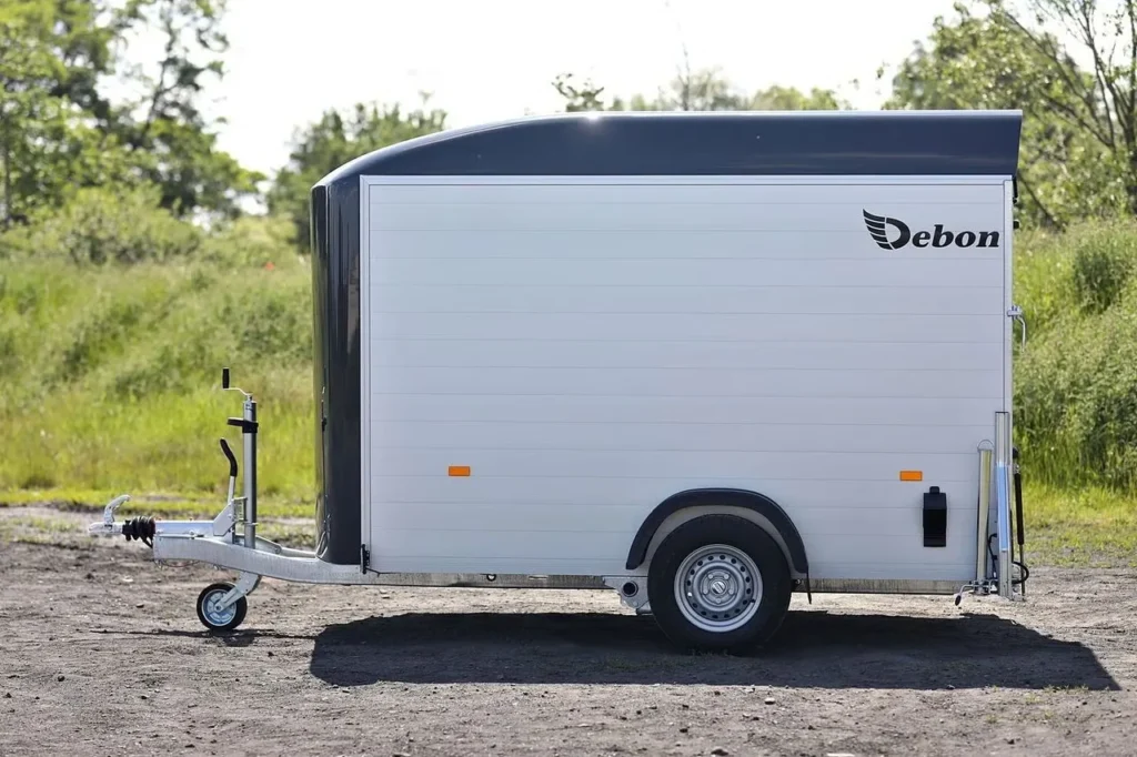 Anhänger Debon Roadster 300 - Kompakter Aluminium-Kofferanhänger