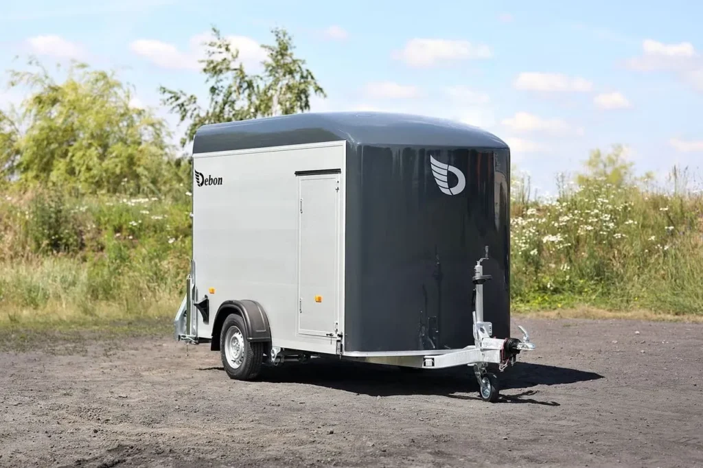 Anhänger Debon Roadster 300 - Kompakter Aluminium-Kofferanhänger