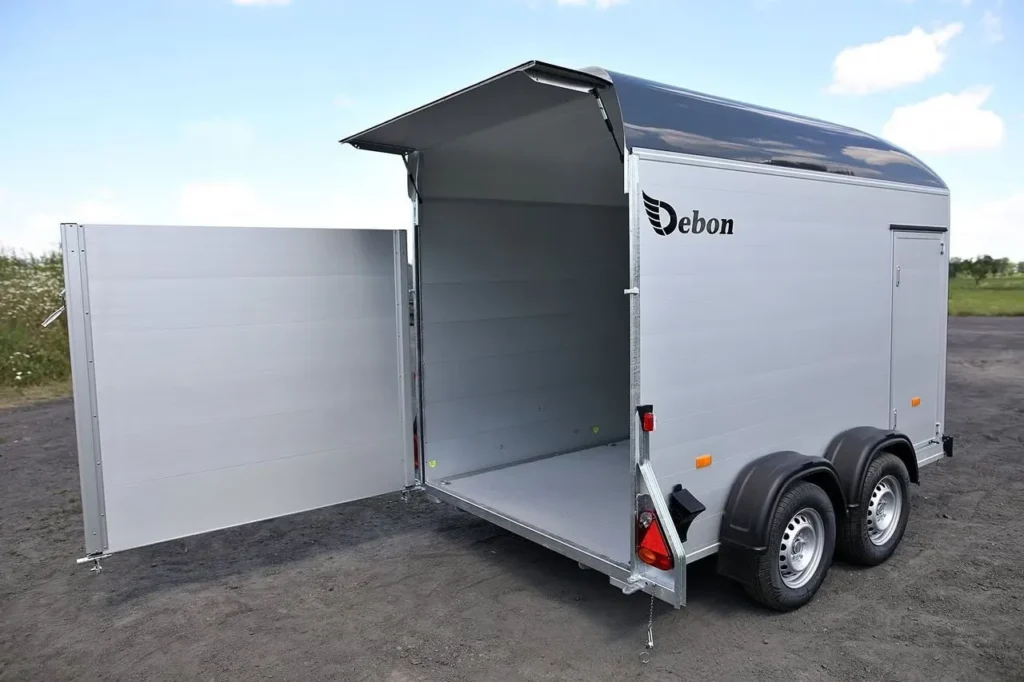 Anhänger Debon Roadster 500 - Aerodynamischer Aluminium-Kofferanhänger