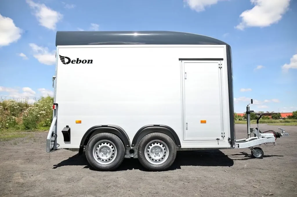 Anhänger Debon Roadster 500 - Aerodynamischer Aluminium-Kofferanhänger