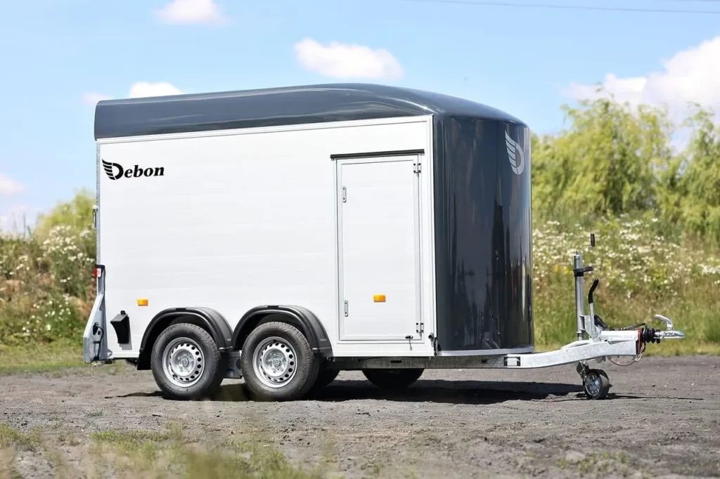 Anhänger Debon Roadster 500 - Aerodynamischer Aluminium-Kofferanhänger