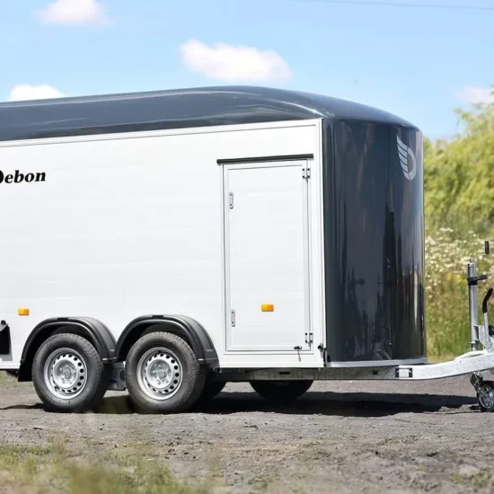 Anhänger Debon Roadster 500 - Aerodynamischer Aluminium-Kofferanhänger – Bild 1