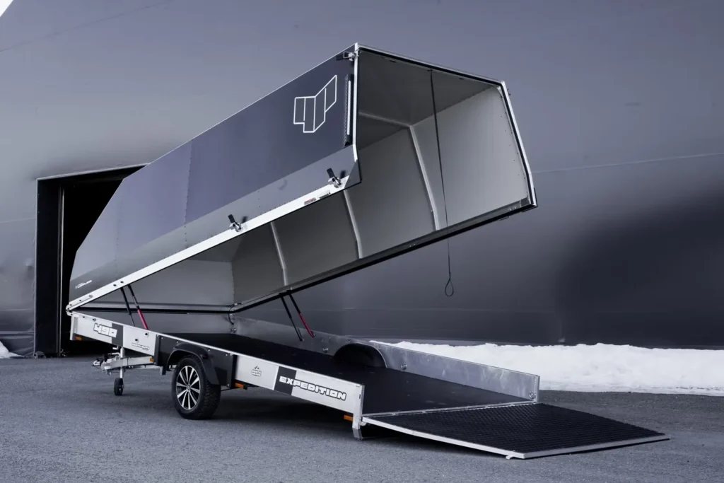 Anhänger 4P Grand Touring 490 TX (North Grade) - Premium-Schneemobil- & Allroundanhänger mit Haube