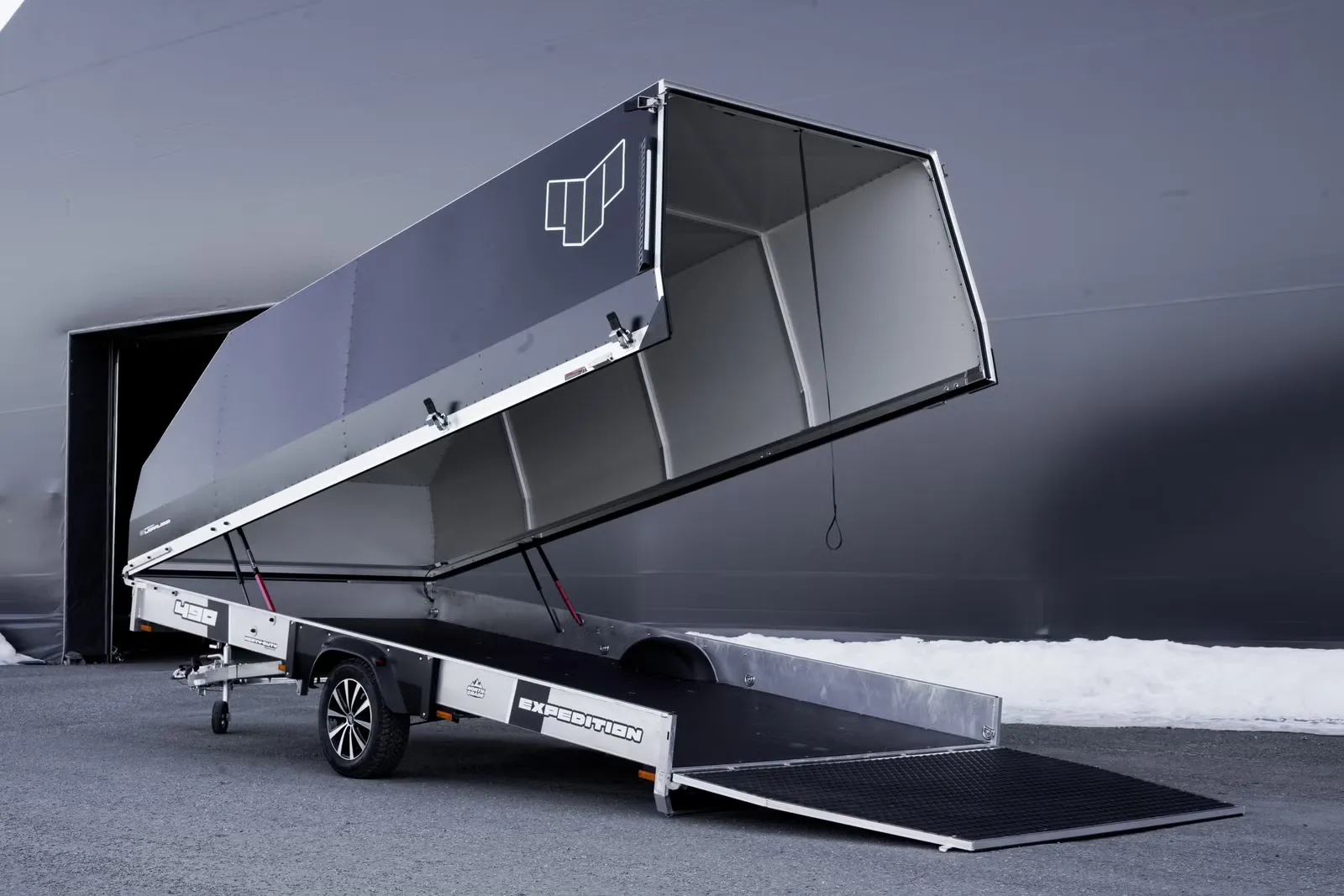 Anhänger 4P Grand Touring 490 TX (North Grade) - Premium-Schneemobil- & Allroundanhänger mit Haube – Bild 5