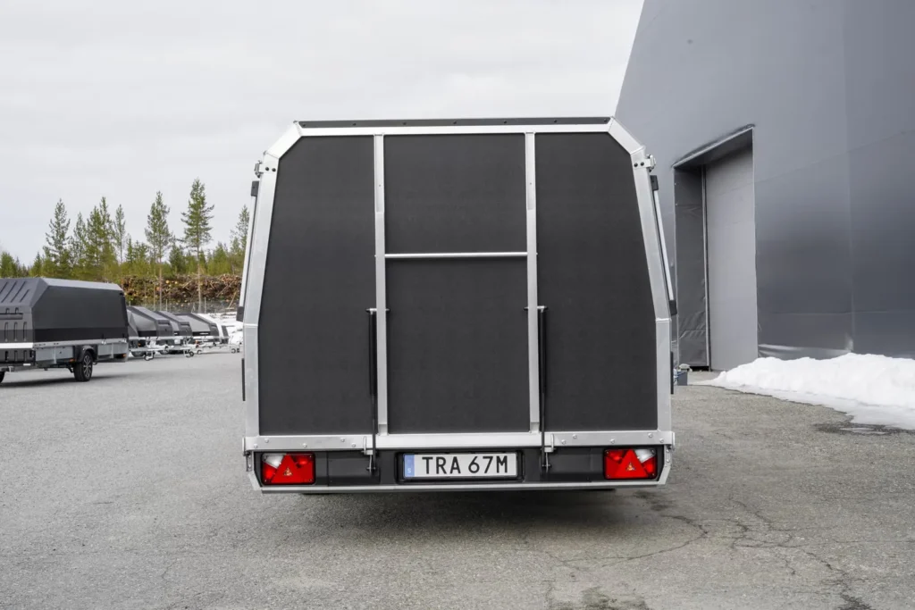 Anhänger 4P Grand Touring (North Grade) - Premium-Schneemobilanhänger mit Haube & Kunststoffausstattung