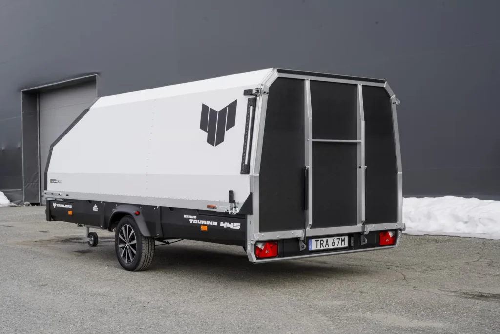 Anhänger 4P Grand Touring (North Grade) - Premium-Schneemobilanhänger mit Haube & Kunststoffausstattung