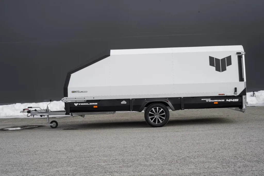 Anhänger 4P Grand Touring (North Grade) - Premium-Schneemobilanhänger mit Haube & Kunststoffausstattung