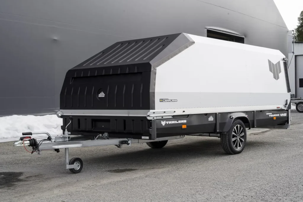 Anhänger 4P Grand Touring (North Grade) - Premium-Schneemobilanhänger mit Haube & Kunststoffausstattung