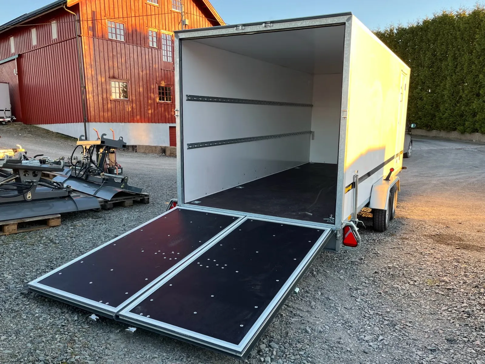 Anhänger F2750 - Kofferanhänger mit 5 m Ladefläche (20 m³) – Bild 6
