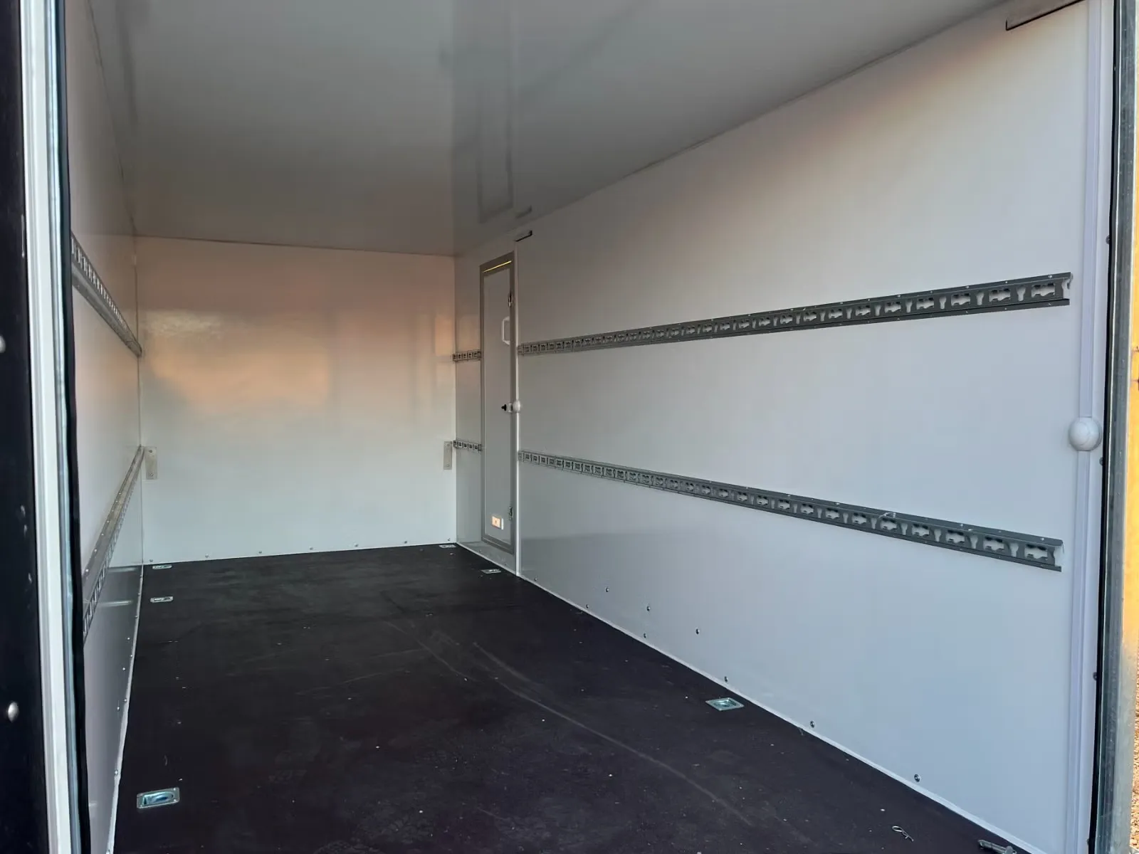 Anhänger F2750 - Kofferanhänger mit 5 m Ladefläche (20 m³) – Bild 7
