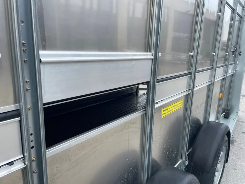 Viehanhänger Ifor Williams TA510 14×7 (Doppelstock / EasyLoad)