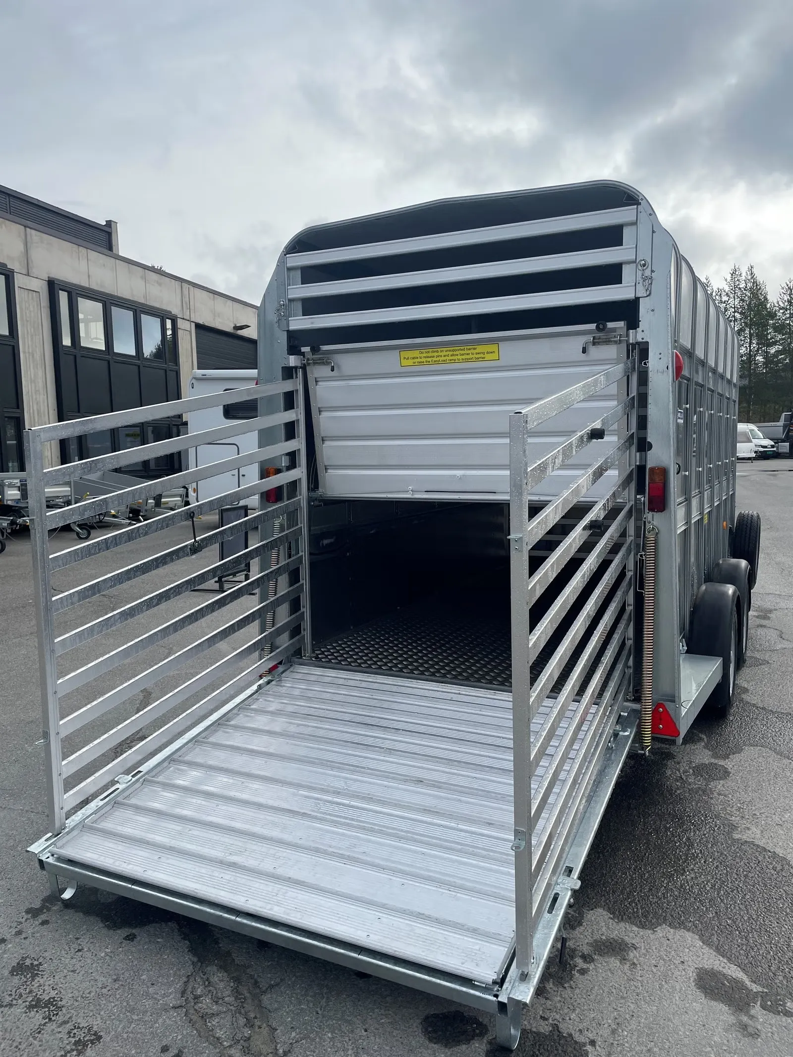 Viehanhänger Ifor Williams TA510 14×7 (Doppelstock / EasyLoad) – Bild 9