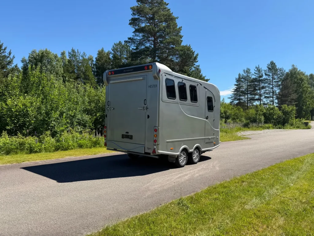 Anhänger Steinsberger 3-Pferde-Transporter mit Wohnabteil (Living Quarters)