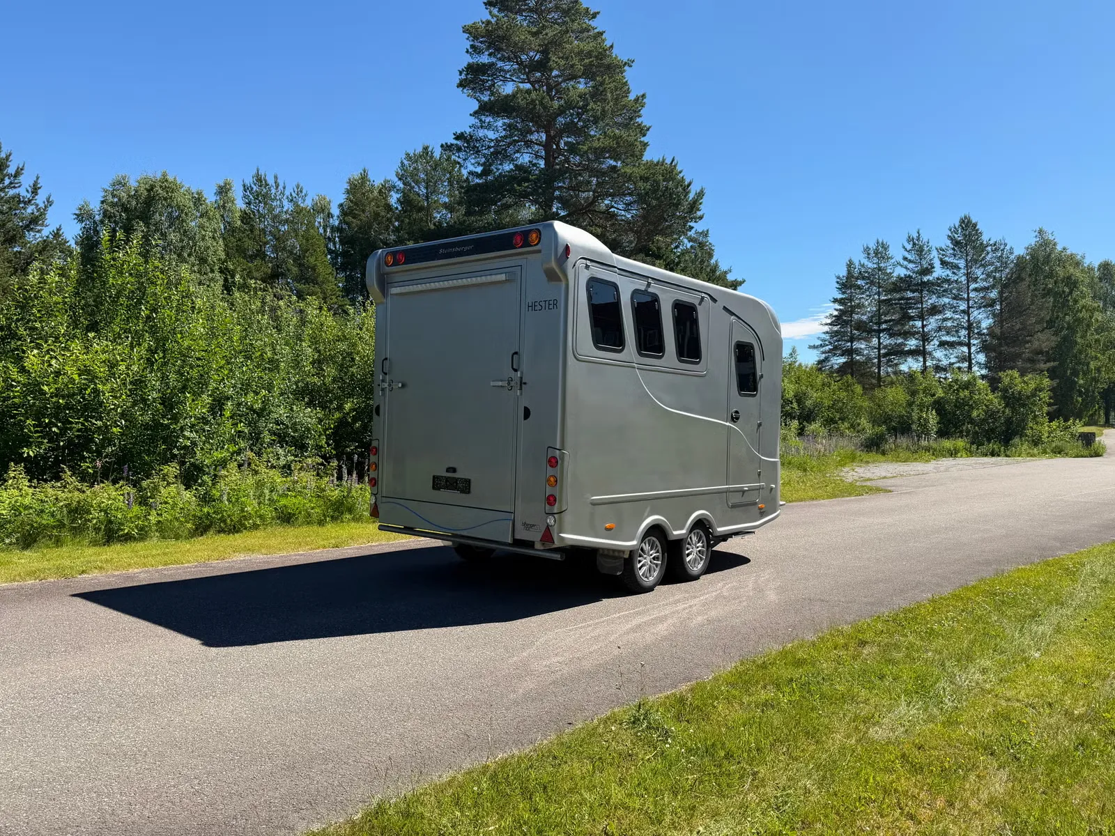 Anhänger Steinsberger 3-Pferde-Transporter mit Wohnabteil (Living Quarters) – Bild 13