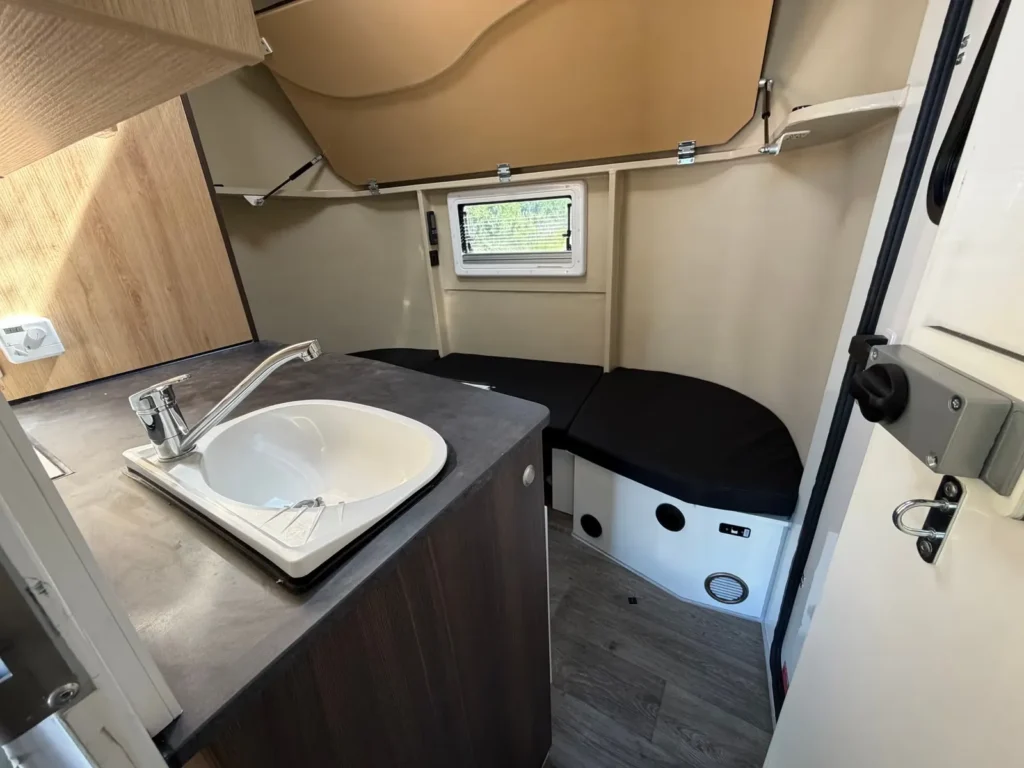 Anhänger Steinsberger 3-Pferde-Transporter mit Wohnabteil (Living Quarters)