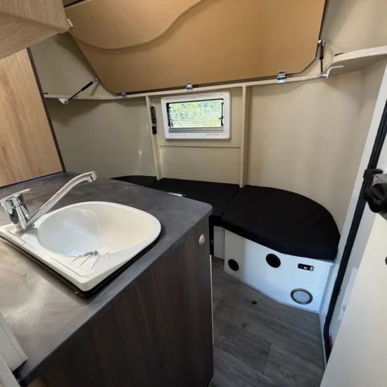 Anhänger Steinsberger 3-Pferde-Transporter mit Wohnabteil (Living Quarters) – Bild 14