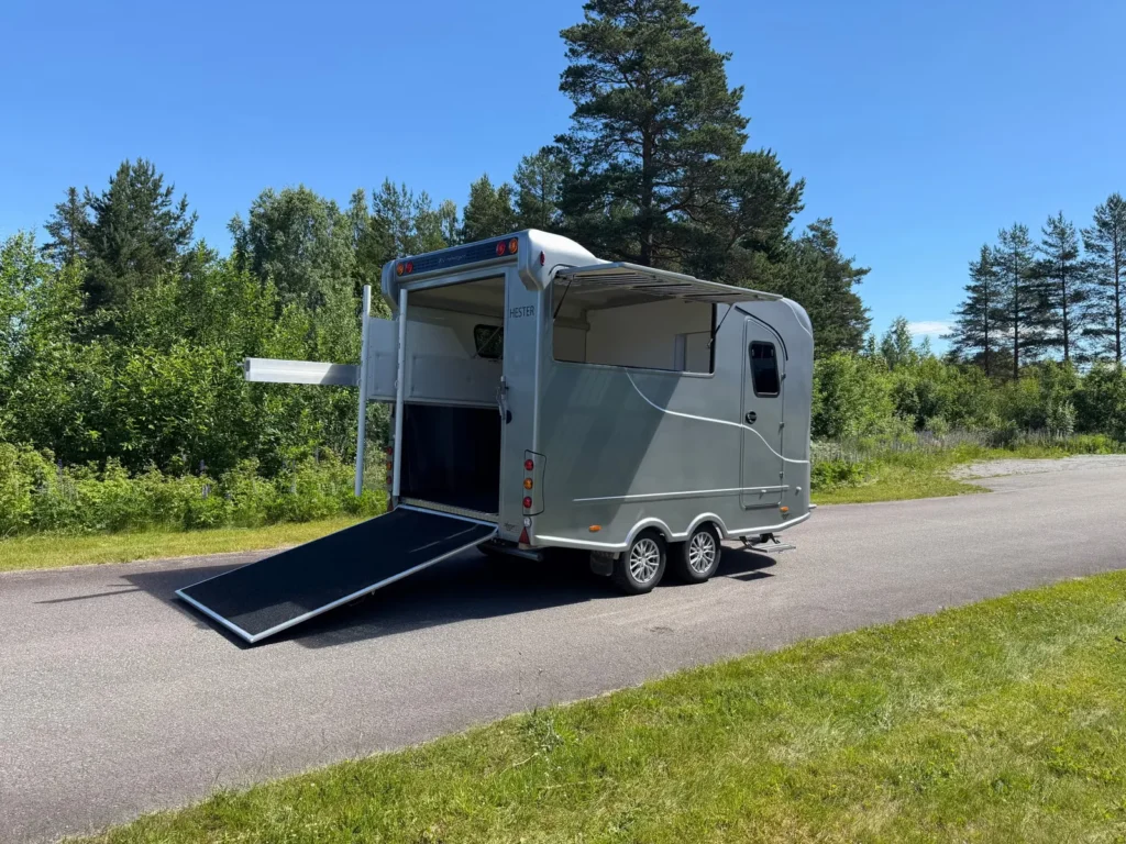 Anhänger Steinsberger 3-Pferde-Transporter mit Wohnabteil (Living Quarters)