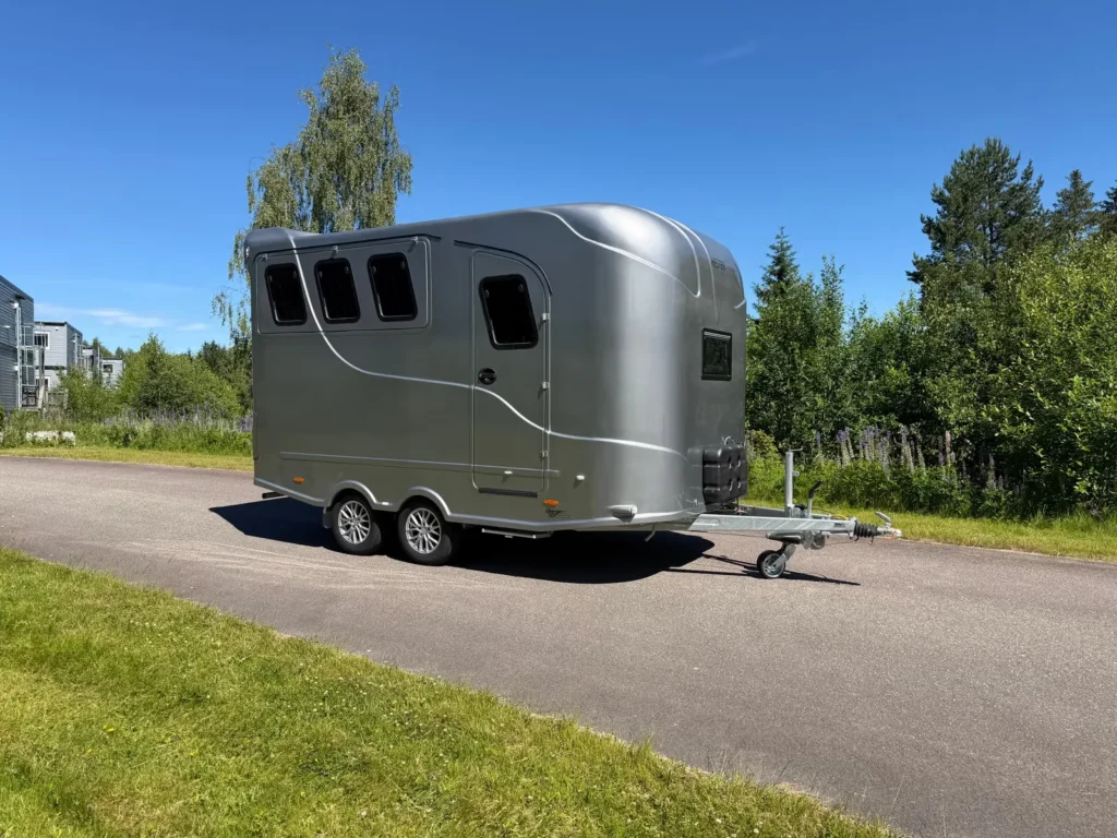 Anhänger Steinsberger 3-Pferde-Transporter mit Wohnabteil (Living Quarters)