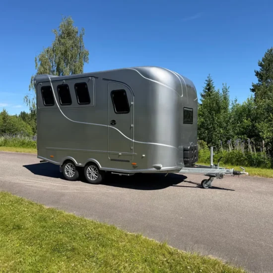 Anhänger Steinsberger 3-Pferde-Transporter mit Wohnabteil (Living Quarters) – Bild 2
