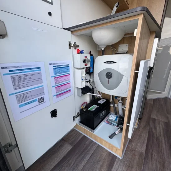 Anhänger Steinsberger 3-Pferde-Transporter mit Wohnabteil (Living Quarters) – Bild 6