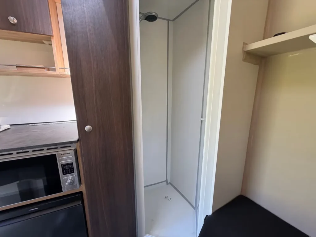 Anhänger Steinsberger 3-Pferde-Transporter mit Wohnabteil (Living Quarters)