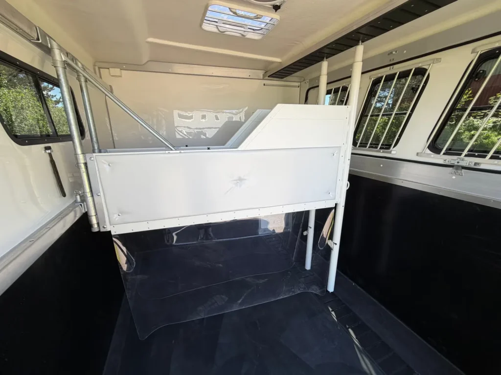 Anhänger Steinsberger 3-Pferde-Transporter mit Wohnabteil (Living Quarters)